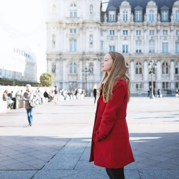 Οικεία νεαρή ξανθιά γυναίκα στέκεται στην πλατεία Hotel de Ville. P — Φωτογραφία Αρχείου