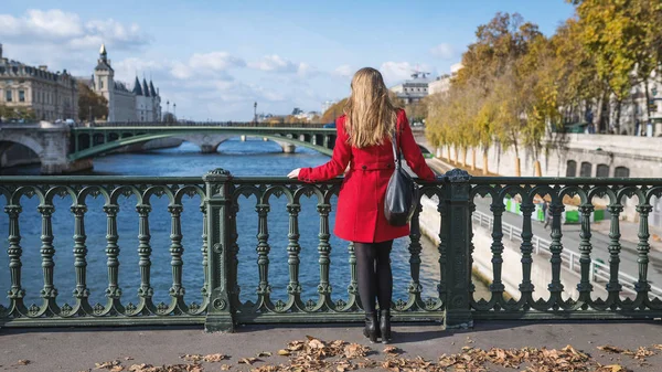 Bionda ritratto donna su un ponte guardando fiume Senna, vista f — Foto Stock