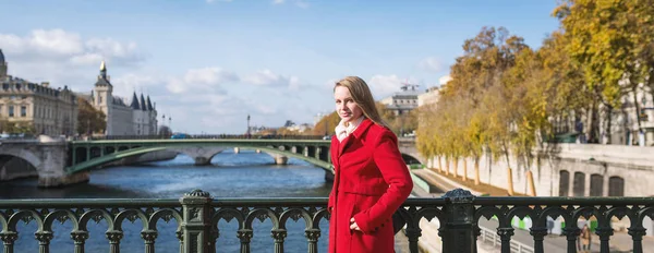 Panorama billede af ung smilende blondine kvinde, der går på en bro - Stock-foto