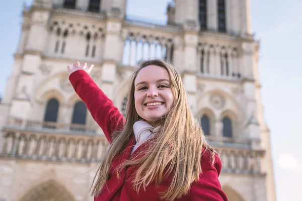 Felice giovane donna bionda che indica Cattedrale di Notre Dame nel ba — Foto Stock