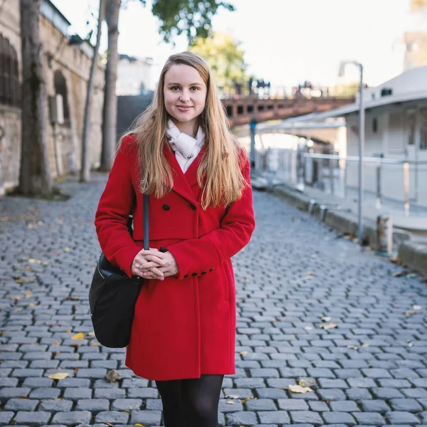 Jovem loira caminhando ao longo do rio Sena. Paris, França . — Fotografia de Stock