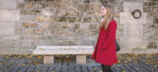 Jeune femme blonde marchant le long de la Seine. Paris, France . — Photo