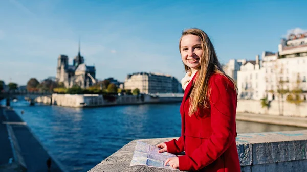 Leende ung blond kvinna med med Notre Dame Cathedral i — Stockfoto