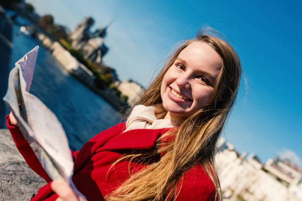 Sorridente giovane donna bionda con con Notre Dame Cattedrale nel — Foto Stock