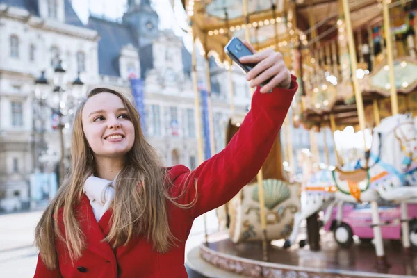 Jeune femme blonde heureuse portrait prendre un selfie à l'Hôtel de Vi — Photo