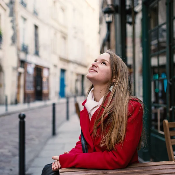 Retrato de mujer rubia joven sentarse en una cafetería típica en el —  Fotos de Stock
