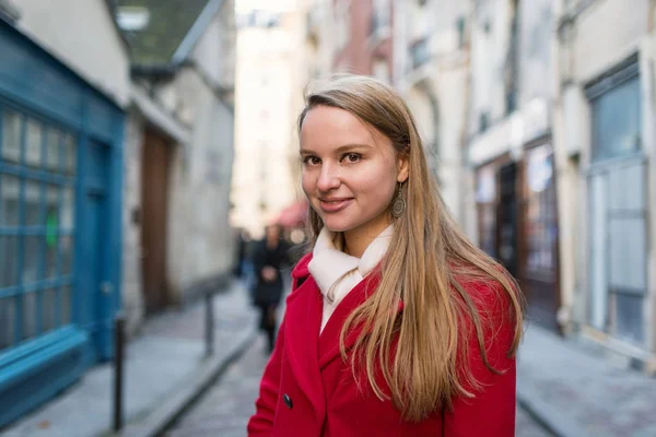 Smiling young blonde woman portrait in the city. Paris, France. — Stock Photo, Image