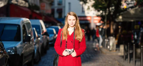 Genç sarışın kadın portresi, kamera önünde fotoğraf çekiyor. — Stok fotoğraf