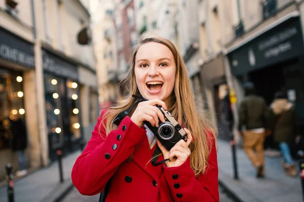 Mutlu genç sarışın kadın portre th kamera ile fotoğraf çekmek — Stok fotoğraf