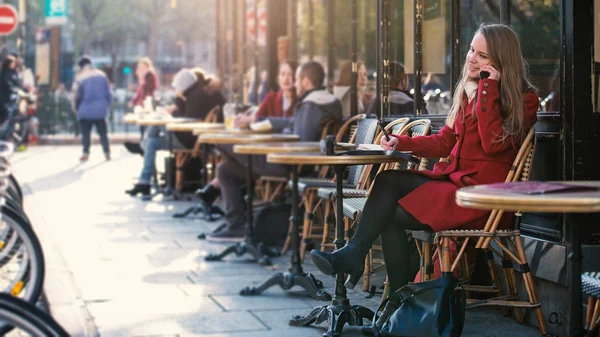 Jovem mulher loira retrato sentar em um café típico na — Fotografia de Stock