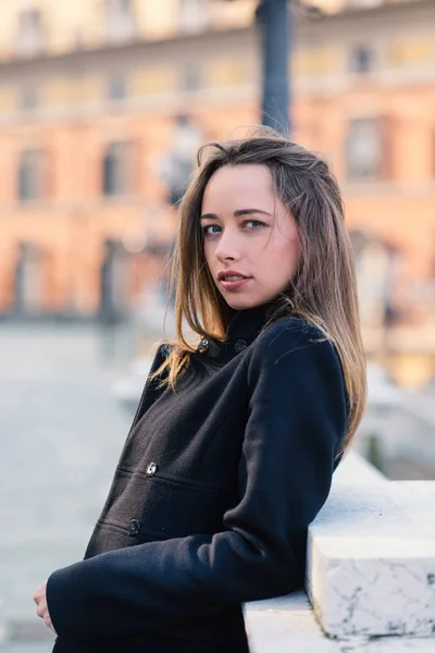 Retrato Confiado Mujer Rubia Aire Libre Escalera Pincio Bolonia Italia — Foto de Stock