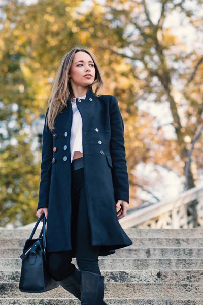 Mooie Blonde Vrouw Portret Buitenshuis Pincio Staircase Bologna Italië — Stockfoto