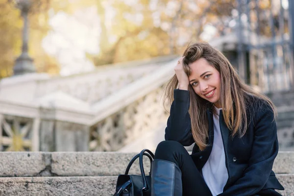 Hermoso Retrato Mujer Rubia Sonriente Aire Libre Escalera Pincio Bolonia — Foto de Stock