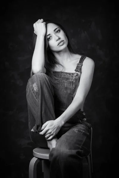 Güzel Kadın Karanlık Arka Plan Karşı Ahşap Dışkı Stüdyo Portre — Stok fotoğraf