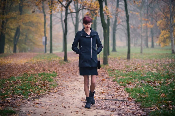 Retrato Íntimo Jovem Ruiva Andando Sozinha Livre Parque Durante Uma — Fotografia de Stock