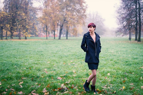 Retrato de jovem ruiva ao ar livre em um parque no outono . — Fotografia de Stock