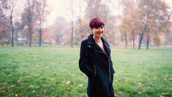 Au bir parkta genç kızıl saçlı kadının gülümseyen portresi — Stok fotoğraf