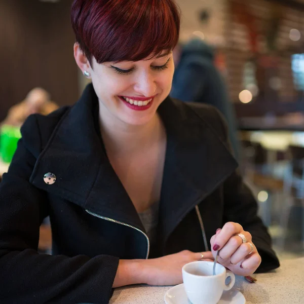 Genç Kızıl Saçlı Kadın Mcdonalds Dükkanında Kahve Içiyor Mcdonald Corporation — Stok fotoğraf