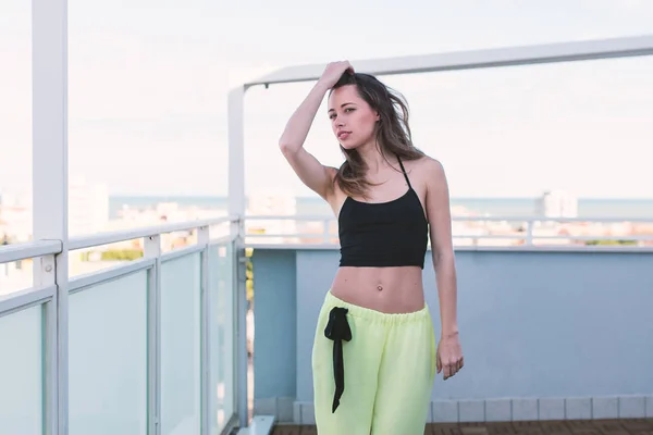 Hermoso Retrato Mujer Rubia Aire Libre Una Terraza Verano —  Fotos de Stock