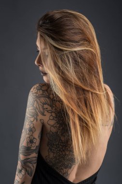 Uzun siyah elbise ve dövmeler ile Intimate kadın stüdyo portre