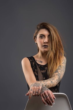 Dantel iç çamaşırı giyen dövme ile Şehvetli kadın stüdyo portre