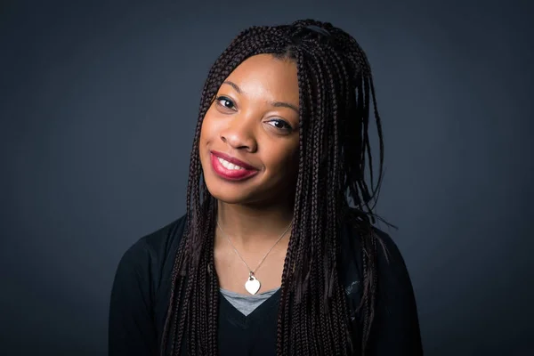 Souriant jeune femme africaine gros plan portrait avec tresses à nouveau — Photo