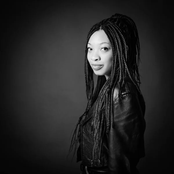 Jeune femme africaine portrait studio veste en cuir noir — Photo