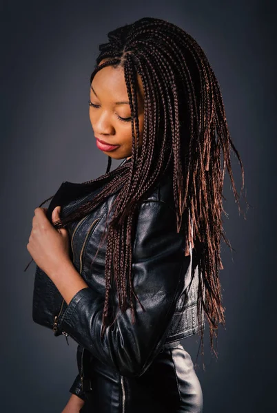 Siyah deri ceket giyen Afrikalı genç kadın stüdyo portre — Stok fotoğraf