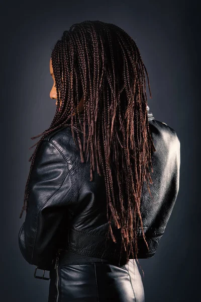 Αφρικανική νέα γυναίκα στούντιο πορτρέτο φορώντας μαύρο δερμάτινο μπουφάν — Φωτογραφία Αρχείου