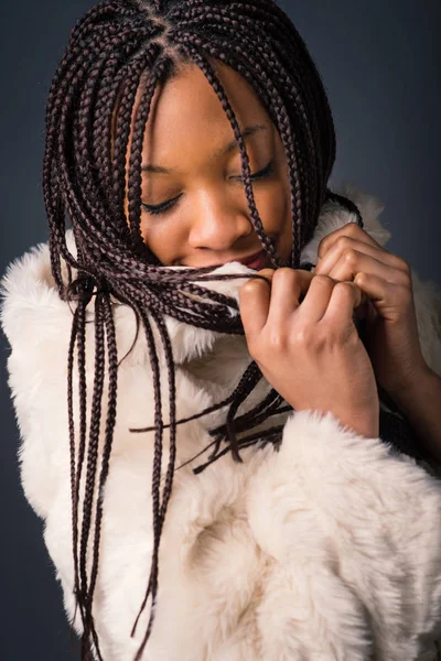 Afrykańska młoda kobieta kameralny portret Studio z warkocze noszenia — Zdjęcie stockowe