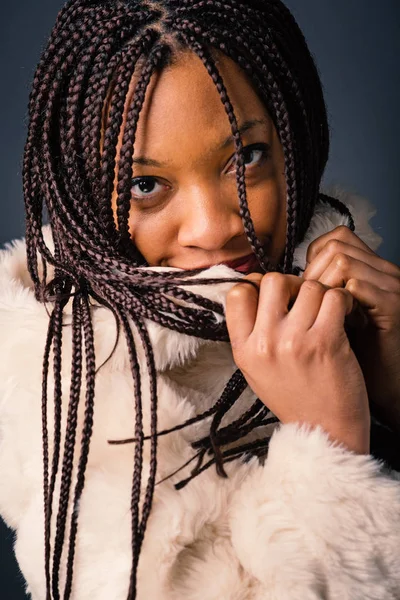 Bela Africano jovem mulher close up retrato com tranças agai — Fotografia de Stock