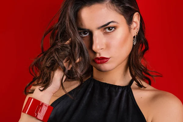 Vacker Ung Kvinna Närbild Porträtt Mot Röd Bakgrund — Stockfoto