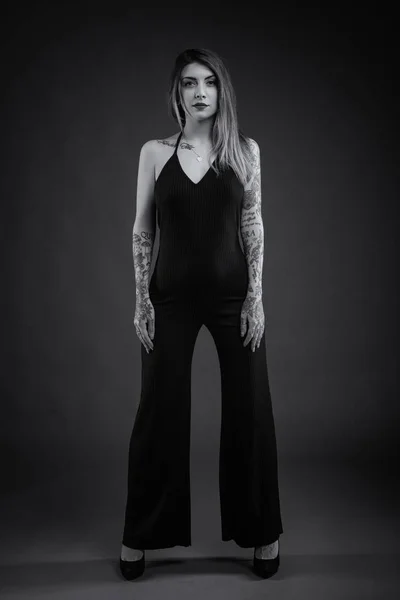 Sensuele full body vrouw portret met lange zwarte jurk en tatto — Stockfoto