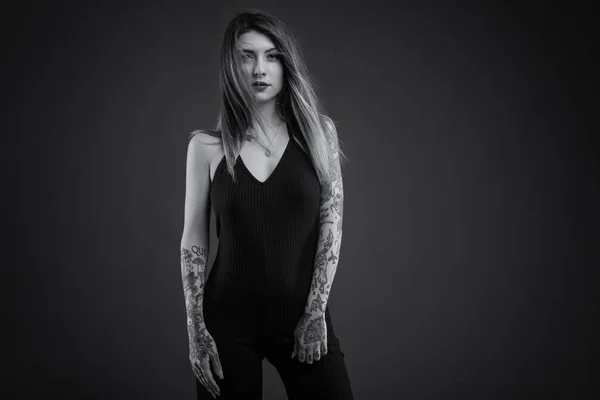 Retrato de mulher íntima com vestido preto longo e tatuagens. Preto. — Fotografia de Stock