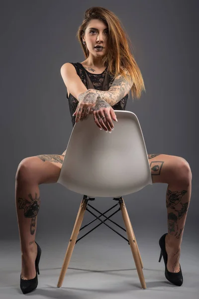 感性妇女工作室肖像与纹身穿蕾丝内衣 — 图库照片