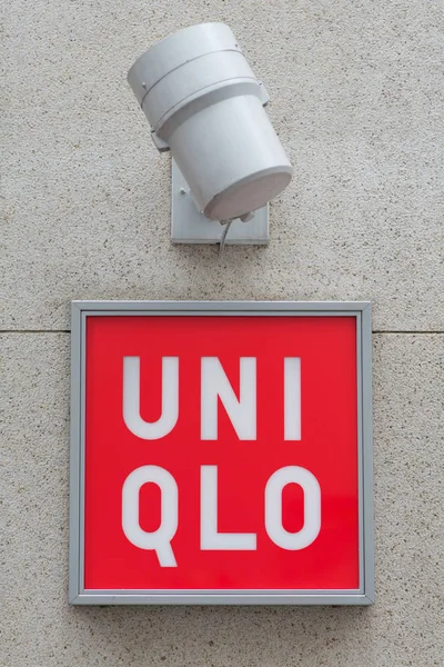 Tokyo, Japonya - Circa Mart, 2017: Uniqlo işareti. Uniqlo Co, Ltd. 