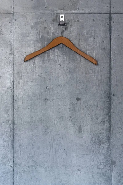 コンクリートの壁に木製のハンガー. — ストック写真