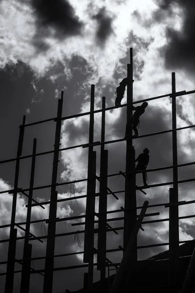 Silhuett Män Som Arbetar Bambu Byggnadsställningar Kyoto Japan Svartvitt — Stockfoto