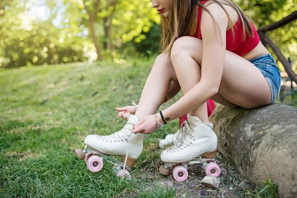 Recortado Disparo Mujer Joven Cordones Patines Sobre Hierba —  Fotos de Stock