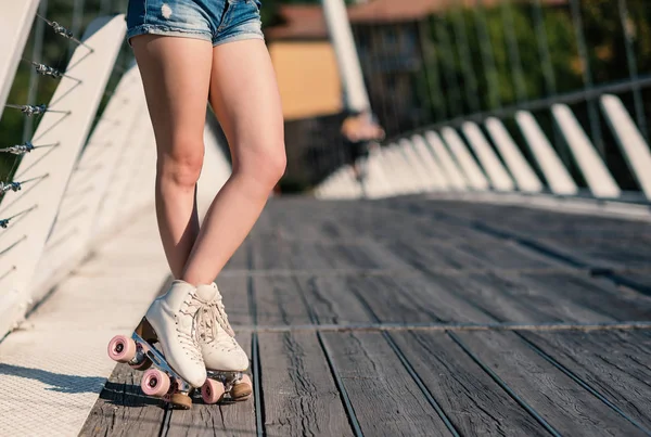 Close Van Jonge Vrouw Benen Dragen Roller Skating Een Zonnige — Stockfoto