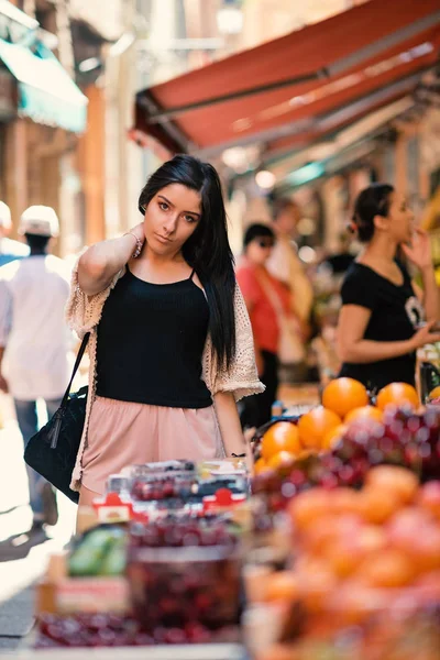 ボローニャ イタリアの食品市場の狭い通りで屋外でブルネットティーンエイジャーの肖像画 — ストック写真