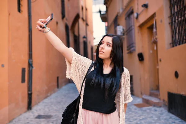 Brunette Tonåring Porträtt Tar Selfie Foto Utomhus Bologna Italy — Stockfoto