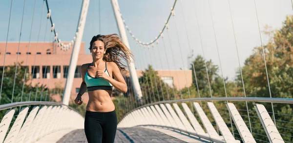 Joven Mujer Deportiva Feliz Corriendo Aire Libre Puente Moderno —  Fotos de Stock