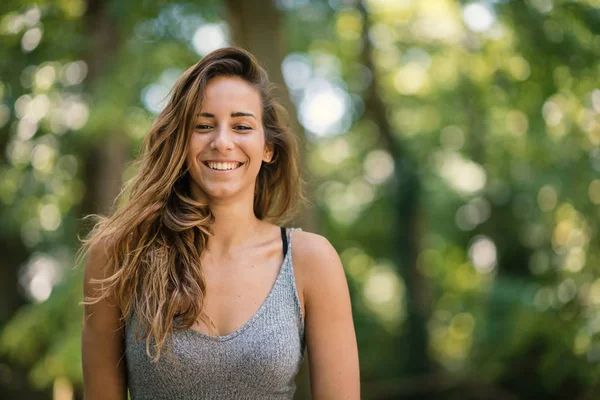 Ridere Giovane Donna Ritratto All Aperto Nel Parco — Foto Stock