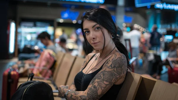 Jeune brunette tatouée portrait de femme à l'aéroport . — Photo