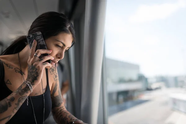 Joven morena tatuada mujer retrato hablando por teléfono en t — Foto de Stock