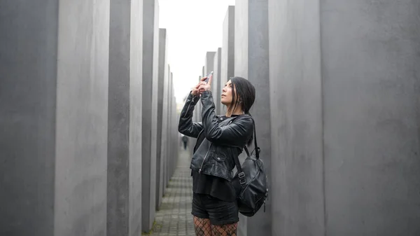 BERLIN - CIRCA JUILLET 2017 : Une jeune femme prend une photo à l'intérieur du H — Photo
