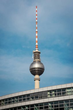 Berlin, Almanya- Temmuz 2017: Fernsehturm (Televizyon Kulesi) Alexanderplatz'a yakın. Fernsehturm, 368 metre ile Avrupa'nın en uzun dördüncü bağımsız yapısıdır.. 