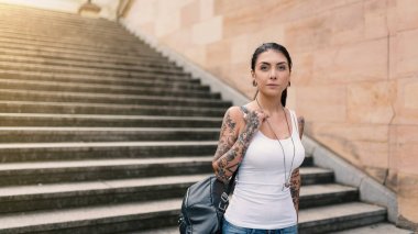 Nationalgalerie Müzesi inşaatını ziyaret eden çekici genç bir kadın.