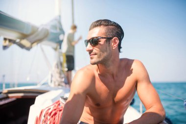 Yelkenlideki genç adam portresi.